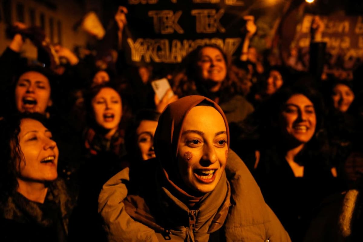 Movilización en Turquía por el #8M después del terremoto. Foto: Reuters.
