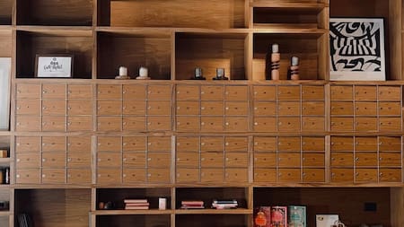 El café de Buenos Aires donde no se usa WhatsApp: un viaje al pasado con postales enviadas por correo