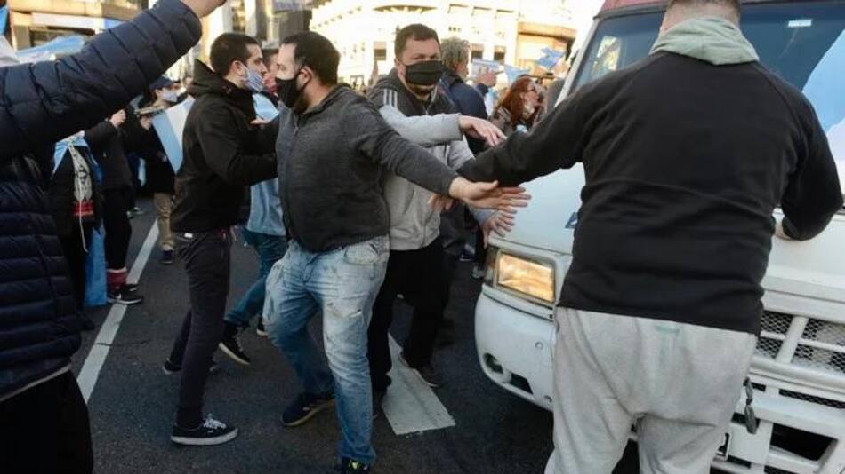 Agresión a móvil de periodistas de C5N en el banderazo del Obelisco contra el Gobierno