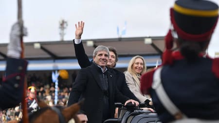 “Precios más competitivos”: la promesa de Luis Caputo tras la eliminación de aranceles para celulares