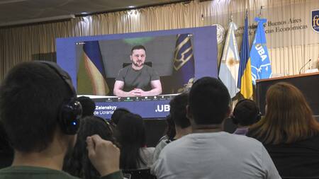 Zelenski dio una charla en FCE-UBA. Foto: Télam.