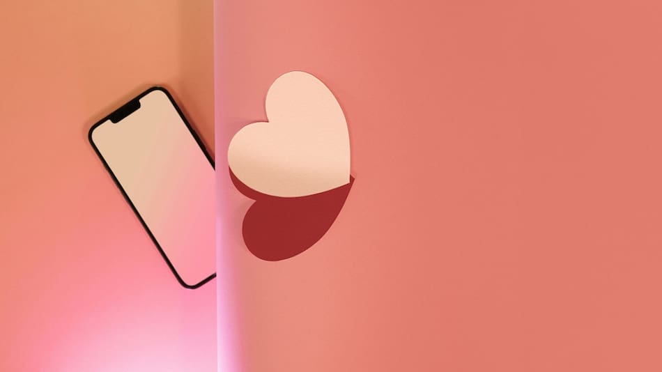 Celulares; corazones. Foto: Unsplash.