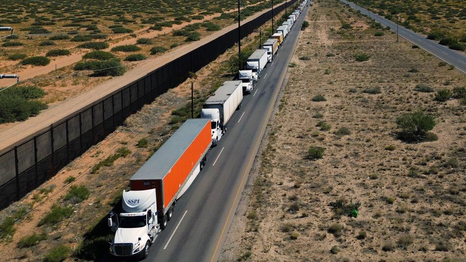 Fotografía aérea de transportistas que hacen fila para ser inspeccionados. Foto: EFE