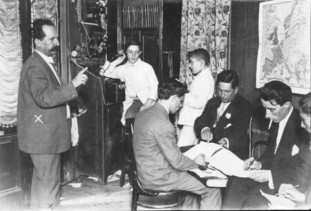 Elecciones en Santa Fe, 1916. Esperando el escrutinio en agencia "La Nación". Foto: AGN