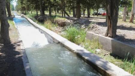 Canal de agua en Maipú donde se ahogó una pareja. Foto: NA.