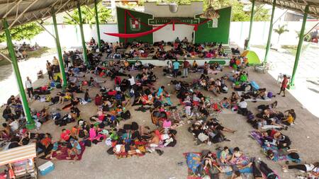 Una caravana de migrantes descansa en un intento de llegar a la frontera con Estados Unidos. Foto: Reuters.