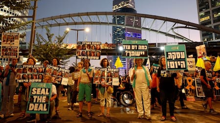 Manifestaciones en Tel Aviv por el aniversario del 7 de octubre. Foto: Reuters.