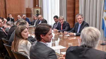 Luis Caputo se reunió con empresarios británicos y afirmó que el 2026 “será un año espectacular”