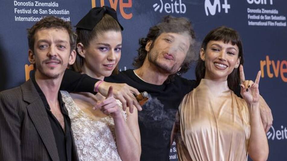 El elenco de "El Jockey" en San Sebastián. Fuente: EFE