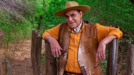 Así es la espectacular casa del Chaqueño Palavecino que deslumbró al folklore: restaurant propio, vinos artesanales y una camiseta firmada por Maradona