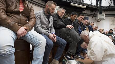 Papa Francisco lava los pies a presos no católicos - Agencia NA