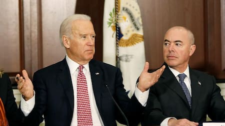 Joe Biden y Alejandro Mayorkas