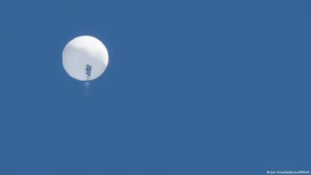 Imagen de un globo espía chino poco antes de ser derribado sobre Surfside Beach. Foto: archivo Reuters