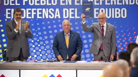 Autoridades venezolanas muestran el resultado positivo del referéndum. Foto: EFE