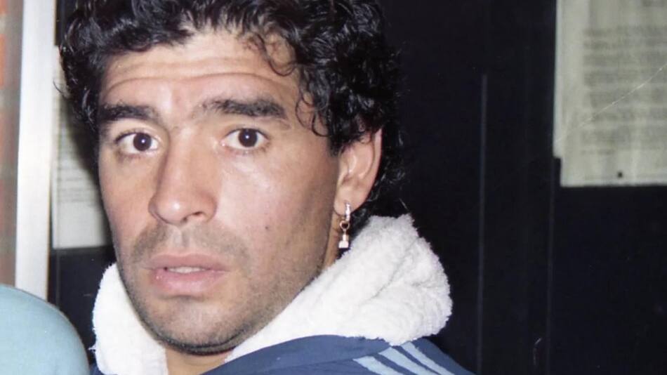 Diego Maradona con indumentaria de Racing. Foto: Daniela DAdamo.