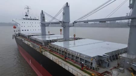 Buque aislado en Santa Fe. Foto: Reuters.