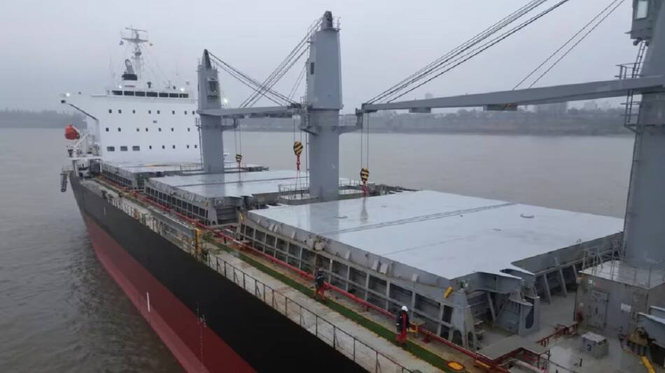 Buque aislado en Santa Fe. Foto: Reuters.