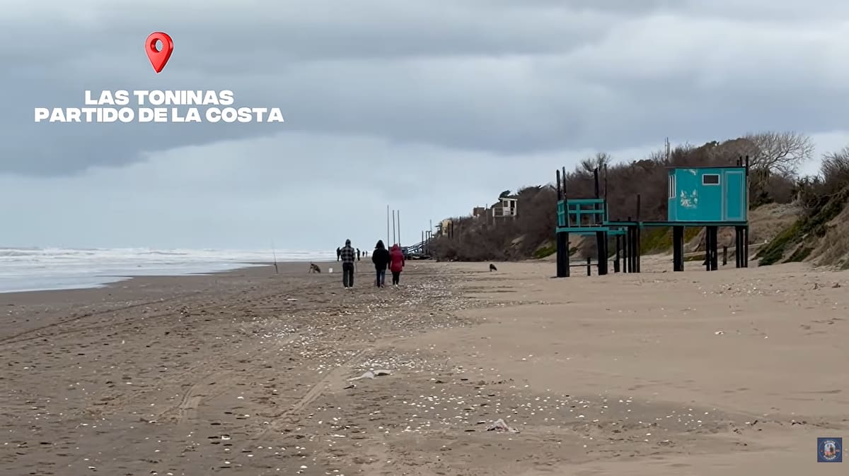 Es mecánico y convirtió un micro escolar en una casa rodante con energía solar e internet.