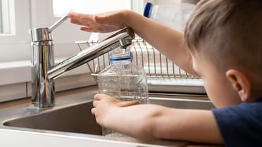 El riesgo que pocos conocen: por qué no hay que rellenar las botellas de plástico con agua