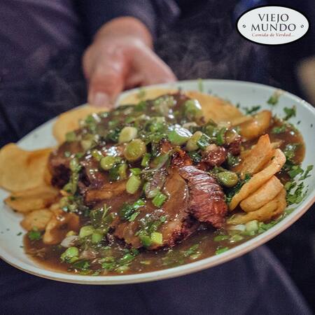 Platos del bodegón con carnes y papas fritas. Foto: Instagram viejomundobodegon.