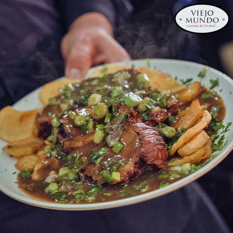 Platos del bodegón con carnes y papas fritas. Foto: Instagram viejomundobodegon.