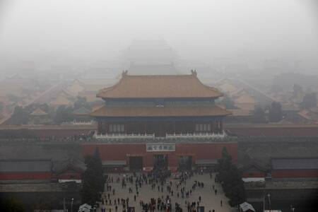 El "esmog" cae sobre la Ciudad Prohibida de Pekín (China). Foto EFE.