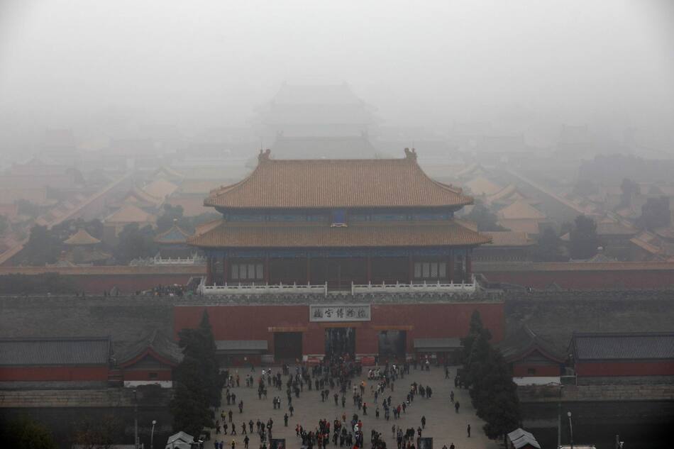 El "esmog" cae sobre la Ciudad Prohibida de Pekín (China). Foto EFE.