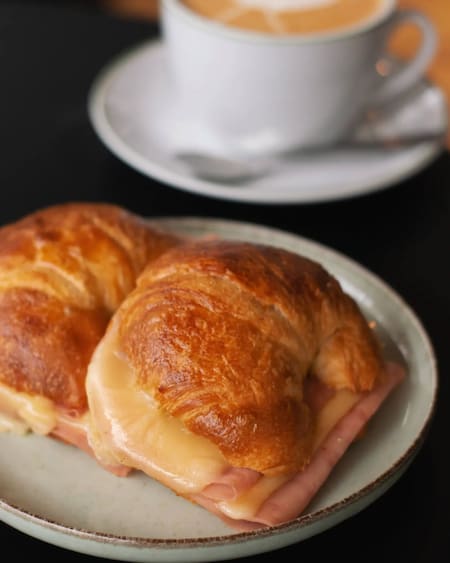 Medialunas. Foto: Instagram @kajuecafe