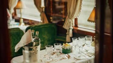 Mayordomo las 24 horas, mucho glamour y una gastronomía increíble: cómo es el tren más lujoso del mundo