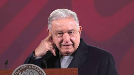 López Obrador apunto contra el gobernador de Texas. Foto: EFE.