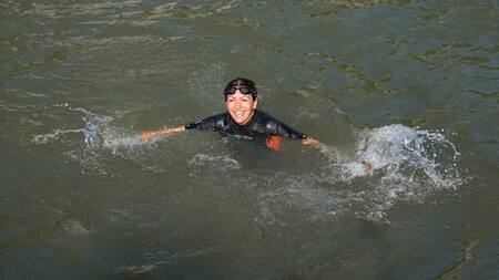 Anne Hidalgo se baña en el rio Sena. Fuente: X