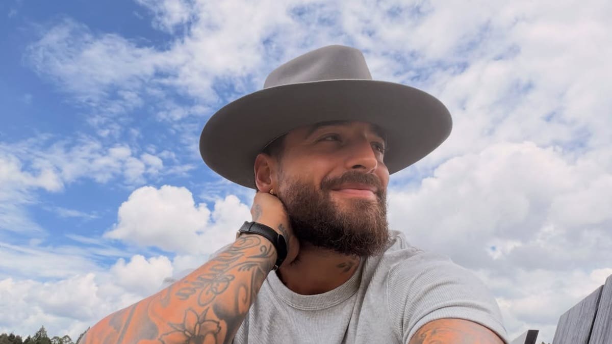 Maluma con sombrero.
