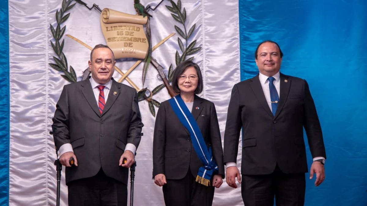 Tsai Ing-wen, presidenta de Taiwán junto a Alejandro Giammattei, presidente de Guatemala. Foto: Reuters.
