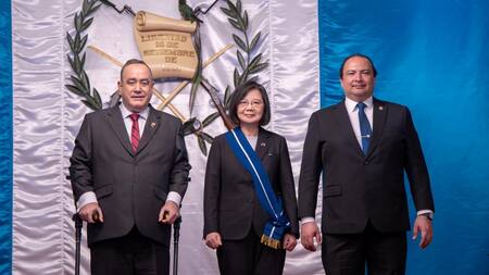 Tsai Ing-wen, presidenta de Taiwán junto a Alejandro Giammattei, presidente de Guatemala. Foto: Reuters.