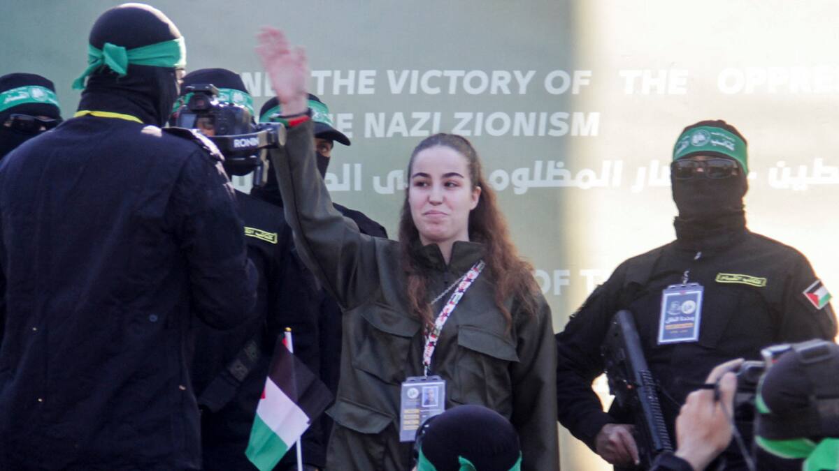 La soldado israelí Agam Berger fue liberada por militantes palestinos de Hamás, en el marco de un alto el fuego y un acuerdo de intercambio de rehenes. Foto: REUTERS/Mahmoud Issa.