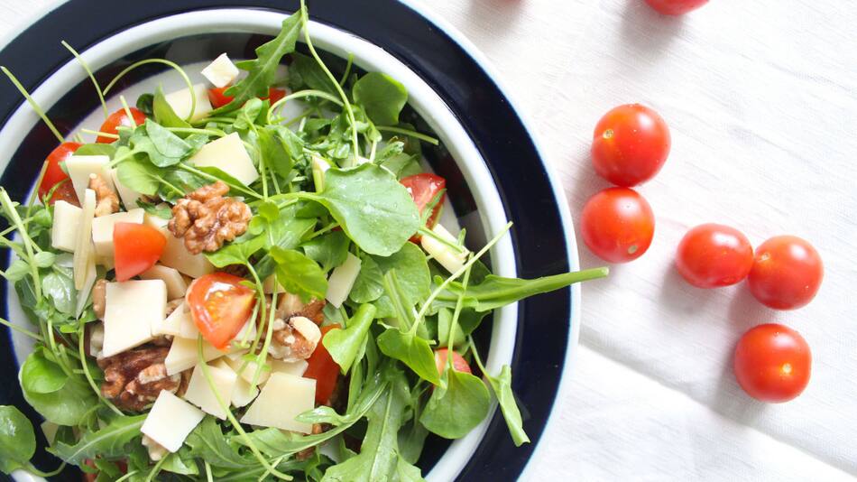 Ensalada de berro, rúcula, parmesano y tomates. Foto: Natruly Blog.