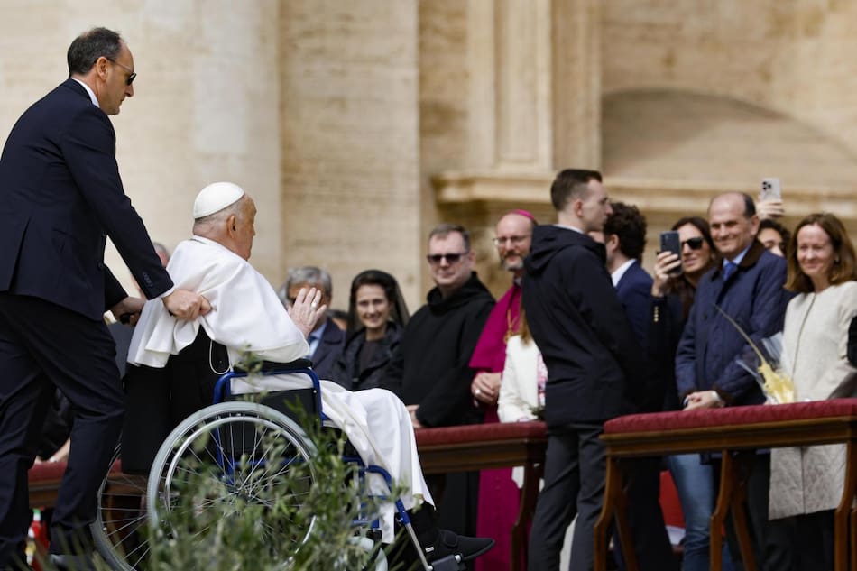 El papa Francisco saluda a los fieles al final de la misa del Domingo de Ramos en la Plaza de San Pedro del Vaticano, el 13 de abril de 2025. (Papa) EFE/EPA/FABIO FRUSTACI