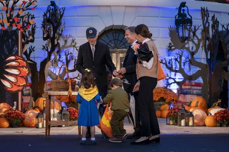 Joe Biden entrega golosinas a los hijos de Antony Blinken, disfrazados de Zelenski y Ucrania. Foto: EFE.