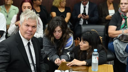 Dalma y Gianinna Maradona junto a Fernando Burlando, en el juicio por la muerte de Diego Maradona. Foto: NA/Juan Vargas.