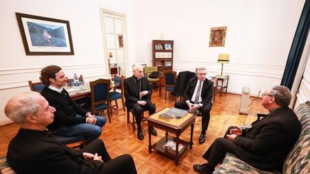 Alberto Fernández junto a la cúpula de la Conferencia Episcopal