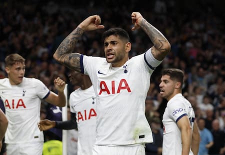 Cristian Romero se quedó con el duelo de argentinos ante Alexis Mac Allister. Foto: Reuters.