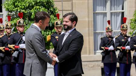 Ambos presidentes se saludaron para la prensa antes del almuerzo. Foto: EFE.