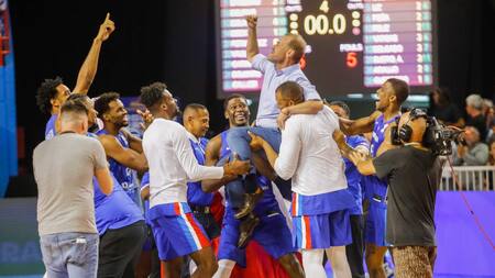 El efusivo festejo de Néstor García tras la clasificación de República Dominicana al Mundial de Básquet