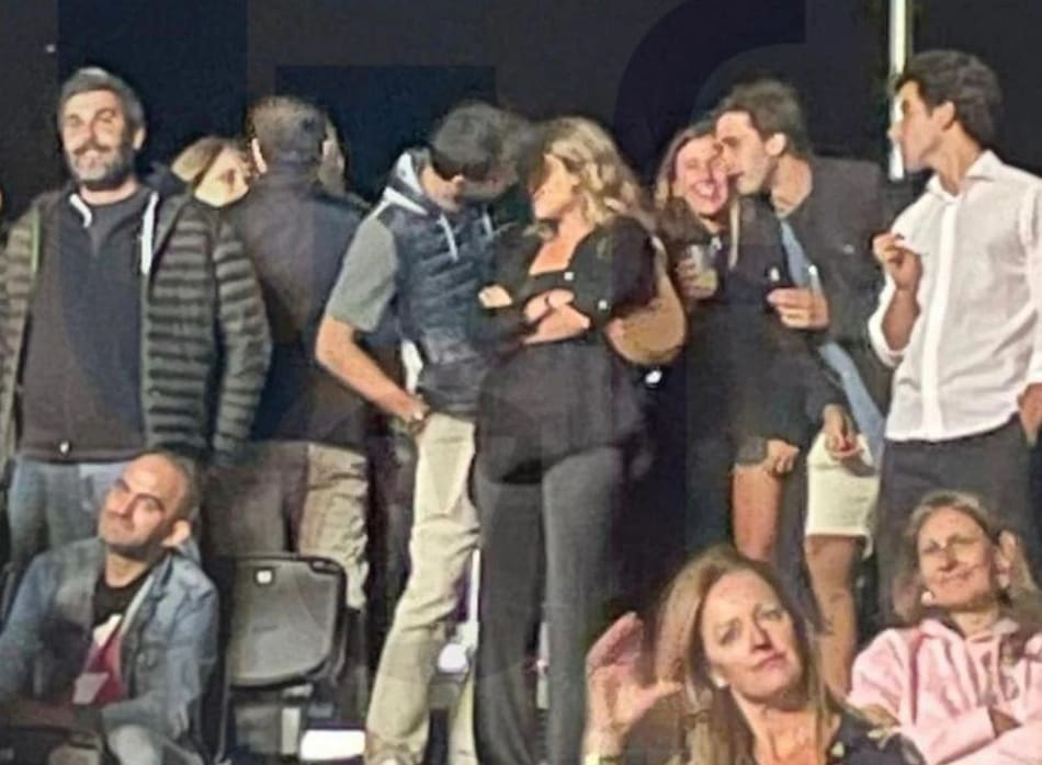 Gerard Piqué a los besos con su nueva novia. Foto: Instagram/elgordoylaflaca