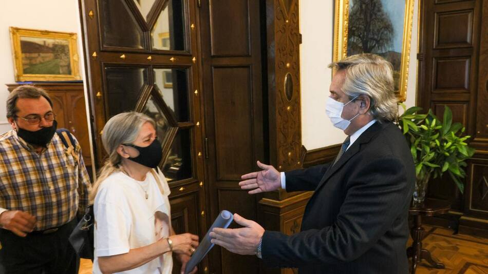 Alberto Fernández junto a los padres de Úrsula Bahillo, AGENCIA NA