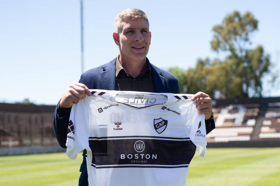 Martín Palermo en su presentación con Platense. Foto: Twitter @caplatense.