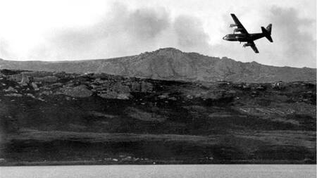 Un avión de carga militar argentino Hércules C-130 vuela a Puerto Argentino. Foto: REUTERS/Eduardo Farre