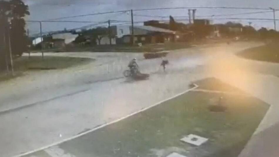 Motociclista atropelló a ciclistas, Mar del Plata, Foto cámara de seguridad