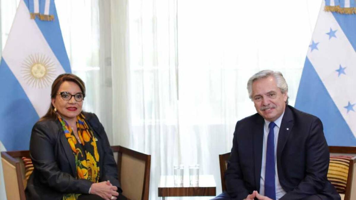 Alberto Fernández y Xiomara Castro reunidos en Bogotá. Foto: NA