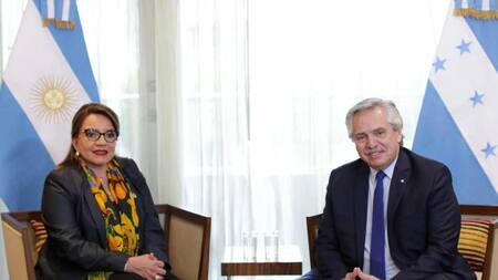 Alberto Fernández y Xiomara Castro reunidos en Bogotá. Foto: NA
